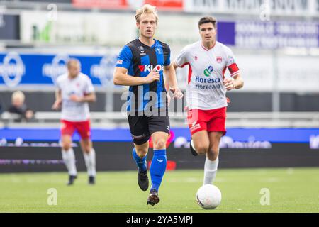 NOORDWIJK. 12-10-2024. Sportpark Duinwetering. Betnation Divisie. Dutch Tweede Divisie Football, saison 2024/2025. Match entre VV Noordwijk - ACV Assen. Yannick Hettinga, joueur d'ACV Assen, et Emiel Wendt, joueur de VV Noordwijk. Crédit : Pro Shots/Alamy Live News Banque D'Images