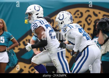 Jacksonville, Floride, États-Unis. 6 octobre 2024. Sécurité des Colts d'Indianapolis Nick Cross (20 ans) sourit avec le cornerback des Colts d'Indianapolis Jaylon Jones (40 ans) après son interception dans le match entre les Colts d'Indianapolis et les Jaguars de Jacksonville au stade Everbank à Jacksonville, en Floride. Peter Joneleit/ CSM/Alamy Live News Banque D'Images