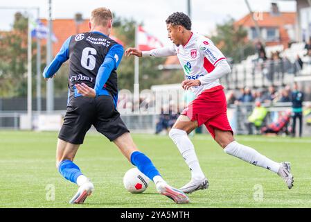 NOORDWIJK. 12-10-2024. Sportpark Duinwetering. Betnation Divisie. Dutch Tweede Divisie Football, saison 2024/2025. Match entre VV Noordwijk - ACV Assen. Pascal Huser, joueur d'ACV Assen, et Riley Reemnet, joueur de VV Noordwijk. Crédit : Pro Shots/Alamy Live News Banque D'Images
