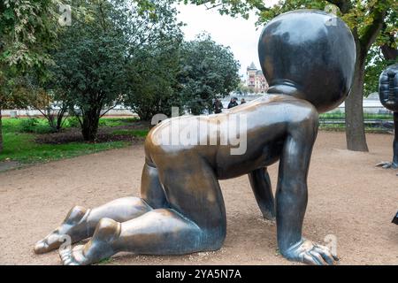 Miminka Crawling Babies sculptures Prague République tchèque Banque D'Images