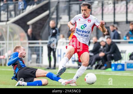 NOORDWIJK. 12-10-2024. Sportpark Duinwetering. Betnation Divisie. Dutch Tweede Divisie Football, saison 2024/2025. Match entre VV Noordwijk - ACV Assen. Pascal Huser, joueur d'ACV Assen, et Mohamed El Kharbachi, joueur de VV Noordwijk. Crédit : Pro Shots/Alamy Live News Banque D'Images