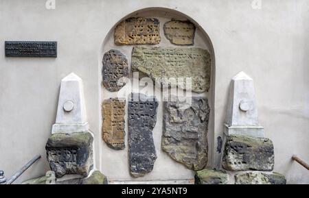 Pierres tombales gothiques dans le cimetière juif Prague tchèque Banque D'Images