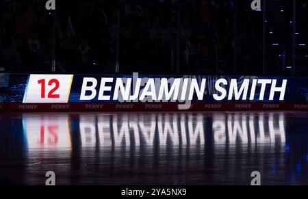 Schriftzug und Nummer an LED - Werbebande mit Spielelung auf dem Eis BEI der Mannschaftsvorstellung von Ben Smith (EHC Red Bull Muenchen, #12) GER, EHC Red Bull Muenchen gegen Duesseldorfer EG, Eishockey, DEL, 8. Spieltag, saison 2024/2025, 11.10.2024. Foto : Eibner-Pressefoto/Heike Feiner Banque D'Images