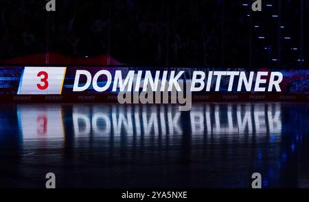 Schriftzug und Nummer an LED - Werbebande mit Spielelung auf dem Eis BEI der Mannschaftsvorstellung von Dominik Bittner (EHC Red Bull Muenchen, #3) GER, EHC Red Bull Muenchen gegen Duesseldorfer EG, Eishockey, DEL, 8. Spieltag, saison 2024/2025, 11.10.2024. Foto : Eibner-Pressefoto/Heike Feiner Banque D'Images