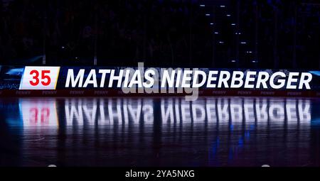 Schriftzug und Nummer an LED - Werbebande mit Spielelung auf dem Eis BEI der Mannschaftsvorstellung von Mathias Niederberger (Torwart, EHC Red Bull Muenchen, #35) GER, EHC Red Bull Muenchen gegen Duesseldorfer EG, Eishockey, DEL, 8. Spieltag, saison 2024/2025, 11.10.2024. Foto : Eibner-Pressefoto/Heike Feiner Banque D'Images