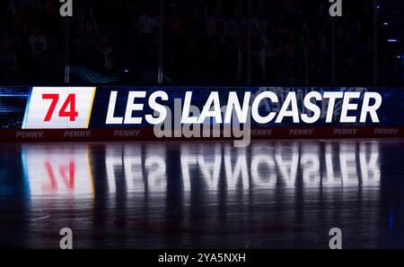 Schriftzug und Nummer an LED - Werbebande mit Spielelung auf dem Eis BEI der Mannschaftsvorstellung von les Lancaster (EHC Red Bull Muenchen, #74) GER, EHC Red Bull Muenchen gegen Duesseldorfer EG, Eishockey, DEL, 8. Spieltag, saison 2024/2025, 11.10.2024. Foto : Eibner-Pressefoto/Heike Feiner Banque D'Images