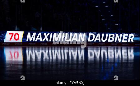 Schriftzug und Nummer an LED - Werbebande mit Spielelung auf dem Eis BEI der Mannschaftsvorstellung von Maximilian Daubner (EHC Red Bull Muenchen, #70) GER, EHC Red Bull Muenchen gegen Duesseldorfer EG, Eishockey, DEL, 8. Spieltag, saison 2024/2025, 11.10.2024. Foto : Eibner-Pressefoto/Heike Feiner Banque D'Images