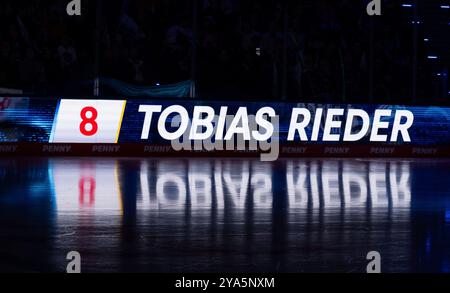 Schriftzug und Nummer an LED - Werbebande mit Spielelung auf dem Eis BEI der Mannschaftsvorstellung von Tobias Rieder (EHC Red Bull Muenchen, #8) GER, EHC Red Bull Muenchen gegen Duesseldorfer EG, Eishockey, DEL, 8. Spieltag, saison 2024/2025, 11.10.2024. Foto : Eibner-Pressefoto/Heike Feiner Banque D'Images