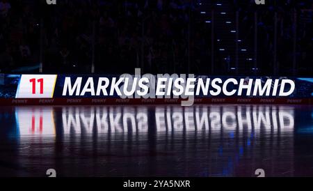 Schriftzug und Nummer an LED - Werbebande mit Spielelung auf dem Eis BEI der Mannschaftsvorstellung von Markus Eisenschmid (EHC Red Bull Muenchen, #11) GER, EHC Red Bull Muenchen gegen Duesseldorfer EG, Eishockey, DEL, 8. Spieltag, saison 2024/2025, 11.10.2024. Foto : Eibner-Pressefoto/Heike Feiner Banque D'Images