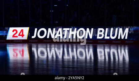 Schriftzug und Nummer an LED - Werbebande mit Spielelung auf dem Eis BEI der Mannschaftsvorstellung von Jonathan Blum (EHC Red Bull Muenchen, #24) GER, EHC Red Bull Muenchen gegen Duesseldorfer EG, Eishockey, DEL, 8. Spieltag, saison 2024/2025, 11.10.2024. Foto : Eibner-Pressefoto/Heike Feiner Banque D'Images