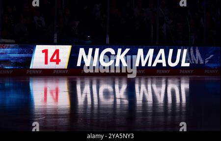 Schriftzug und Nummer an LED - Werbebande mit Spielelung auf dem Eis BEI der Mannschaftsvorstellung von Nick Maul (EHC Red Bull Muenchen, #14) GER, EHC Red Bull Muenchen gegen Duesseldorfer EG, Eishockey, DEL, 8. Spieltag, saison 2024/2025, 11.10.2024. Foto : Eibner-Pressefoto/Heike Feiner Banque D'Images