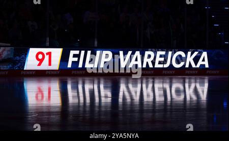 Schriftzug und Nummer an LED - Werbebande mit Spielelung auf dem Eis BEI der Mannschaftsvorstellung von Filip Varejcka (EHC Red Bull Muenchen, #91) GER, EHC Red Bull Muenchen gegen Duesseldorfer EG, Eishockey, DEL, 8. Spieltag, saison 2024/2025, 11.10.2024. Foto : Eibner-Pressefoto/Heike Feiner Banque D'Images