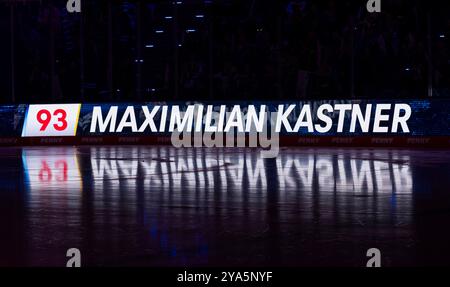 Schriftzug und Nummer an LED - Werbebande mit Spielelung auf dem Eis BEI der Mannschaftsvorstellung von Maximilian Kastner (EHC Red Bull Muenchen, #93) GER, EHC Red Bull Muenchen gegen Duesseldorfer EG, Eishockey, DEL, 8. Spieltag, saison 2024/2025, 11.10.2024. Foto : Eibner-Pressefoto/Heike Feiner Banque D'Images
