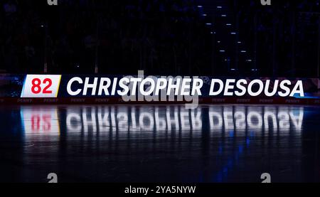 Schriftzug und Nummer an LED - Werbebande mit Spielelung auf dem Eis BEI der Mannschaftsvorstellung von Chris DeSousa (EHC Red Bull Muenchen, #82) GER, EHC Red Bull Muenchen gegen Duesseldorfer EG, Eishockey, DEL, 8. Spieltag, saison 2024/2025, 11.10.2024. Foto : Eibner-Pressefoto/Heike Feiner Banque D'Images