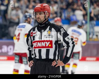 Muenchen, Deutschland. 11 octobre 2024. Linesperson Jiri Ondracek. GER, EHC Red Bull Muenchen gegen Duesseldorfer EG, Eishockey, DEL, 8. Spieltag, saison 2024/2025, 11.10.2024. Foto : Eibner-Pressefoto/Heike Feiner crédit : dpa/Alamy Live News Banque D'Images