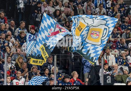 Muenchen, Deutschland. 11 octobre 2024. Fahnen im Muenchner Fanblock. GER, EHC Red Bull Muenchen gegen Duesseldorfer EG, Eishockey, DEL, 8. Spieltag, saison 2024/2025, 11.10.2024. Foto : Eibner-Pressefoto/Heike Feiner crédit : dpa/Alamy Live News Banque D'Images
