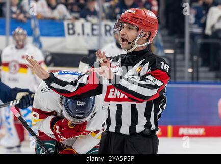 Muenchen, Deutschland. 11 octobre 2024. Hauptschiedsrichter Sean MacFarlane. GER, EHC Red Bull Muenchen gegen Duesseldorfer EG, Eishockey, DEL, 8. Spieltag, saison 2024/2025, 11.10.2024. Foto : Eibner-Pressefoto/Heike Feiner crédit : dpa/Alamy Live News Banque D'Images