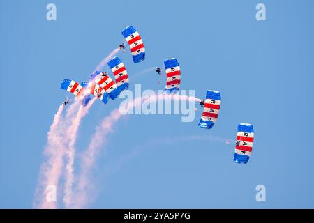 L'équipe RAF Falcons Parachute Display se produit au Royal International Air Tattoo 2024. Banque D'Images