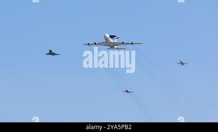 Flypast du 75e anniversaire de l'OTAN - Boeing E-3A Sentry, Eurofighter EF2000, Northrop SF-5M et BAE Hawk ont décollé au Royal International Air Tattoo 2024 Banque D'Images