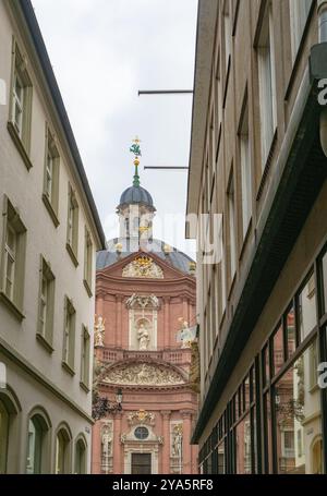 Wuerzburg, Allemagne - 19 octobre 2023 : vue à travers une rue étroite vers la nouvelle cathédrale Banque D'Images