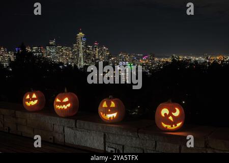 Horizon de Seattle depuis Kerry Park avec lanternes jack o Halloween Banque D'Images