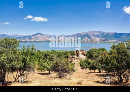 La basilique d'Agios Achilleios, une église chrétienne en ruines du Xe au XIe siècle, située sur l'île d'Agios Achilleios dans le lac Mikri Prespa, en Grèce. Banque D'Images