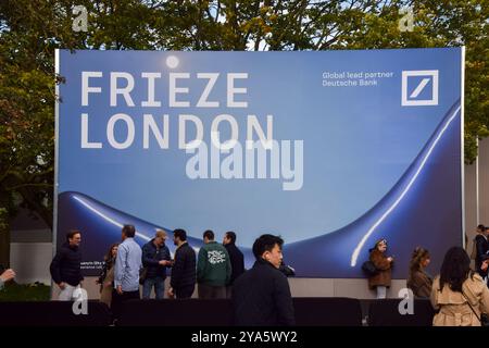 Londres, Royaume-Uni. 12 octobre 2024. Personnes en dehors de Frieze Art Fair 2024. Crédit : Vuk Valcic/Alamy Live News Banque D'Images