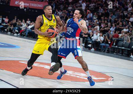 Shane Larkin (d) d'Anadolu Efes et Devon Hall (l) de Fenerbahce Beko vus en action lors du match de basket-ball de la semaine 2 de Turkish Airlines Euroleague entre Anadolu Efes et Fenerbahce Beko au Basketball Development Center. Score final : Anadolu Efes 78:83 Fenerbahce. Banque D'Images