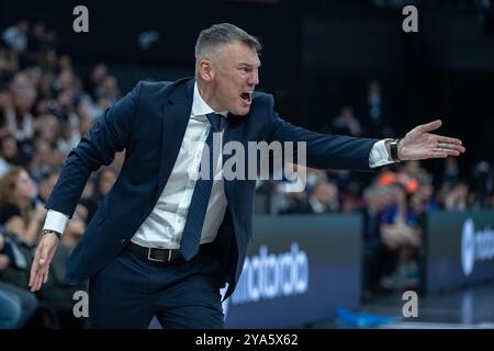 L’entraîneur-chef Saras Jasikevicius de Fenerbahce Beko réagit lors du match de basket-ball de la semaine 2 de Turkish Airlines Euroleague entre Anadolu Efes et Fenerbahce Beko au Basketball Development Center. Score final : Anadolu Efes 78:83 Fenerbahce. Banque D'Images