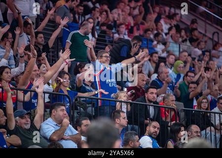 Les fans d'Anadolu Efes ont vu des acclamations lors du match de basket-ball de la semaine 2 de Turkish Airlines Euroleague entre Anadolu Efes et Fenerbahce Beko au Basketball Development Center. Score final : Anadolu Efes 78:83 Fenerbahce. Banque D'Images