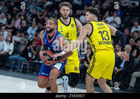 Darius Thompson (à gauche) d'Anadolu Efes et Tarik Biberovic (à droite) de Fenerbahce Beko vus en action lors du match de basket-ball de la semaine 2 de Turkish Airlines Euroleague entre Anadolu Efes et Fenerbahce Beko au Basketball Development Center. Score final : Anadolu Efes 78:83 Fenerbahce. Banque D'Images