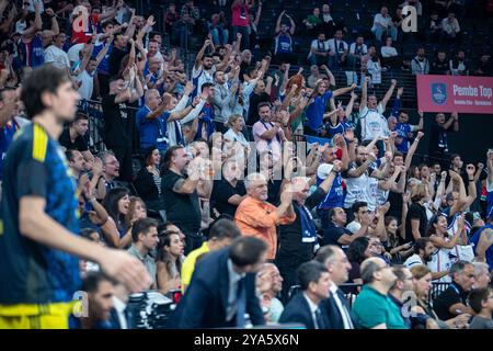 Les fans d'Anadolu Efes ont vu des acclamations lors du match de basket-ball de la semaine 2 de Turkish Airlines Euroleague entre Anadolu Efes et Fenerbahce Beko au Basketball Development Center. Score final : Anadolu Efes 78:83 Fenerbahce. Banque D'Images