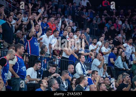 Les fans d'Anadolu Efes ont vu des acclamations lors du match de basket-ball de la semaine 2 de Turkish Airlines Euroleague entre Anadolu Efes et Fenerbahce Beko au Basketball Development Center. Score final : Anadolu Efes 78:83 Fenerbahce. Banque D'Images