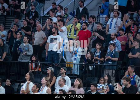 Les fans d'Anadolu Efes ont vu des acclamations lors du match de basket-ball de la semaine 2 de Turkish Airlines Euroleague entre Anadolu Efes et Fenerbahce Beko au Basketball Development Center. Score final : Anadolu Efes 78:83 Fenerbahce. Banque D'Images