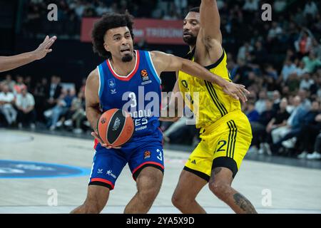 Jordan Nwora (à gauche) d'Anadolu Efes et Khem Birch (à droite) de Fenerbahce Beko vus en action lors du match de basket-ball de la semaine 2 de Turkish Airlines Euroleague entre Anadolu Efes et Fenerbahce Beko au Basketball Development Center. Score final : Anadolu Efes 78:83 Fenerbahce. Banque D'Images