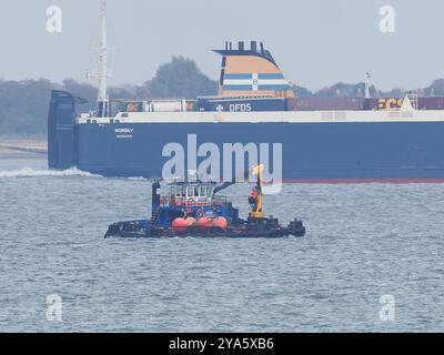 Sheerness, Kent, Royaume-Uni. 12 octobre 2024. Les travaux visant à rétablir un anneau de bouées de « danger » autour de l'épave du SS Richard Montgomery ont été entrepris dans la Tamise aujourd'hui par le navire ShakeDog. Les bouées distinctives rouge vif avec le mot « danger » écrit dessus avertissent les marins de ne pas entrer dans une zone d'exclusion en forme de losange de 250 m autour de l'épave, qui est surveillée 24/7 par les autorités en raison du naufrage du navire avec 1400 tonnes d'explosifs en 1944. Les 12 bouées rouges ont été retirées temporairement en novembre dernier pour aider à des travaux spéciaux d'arpentage. Crédit : James Bell/Alamy Live News Banque D'Images