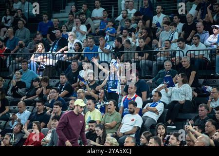 Les fans d'Anadolu Efes ont vu des acclamations lors du match de basket-ball de la semaine 2 de Turkish Airlines Euroleague entre Anadolu Efes et Fenerbahce Beko au Basketball Development Center. Score final : Anadolu Efes 78:83 Fenerbahce. Banque D'Images