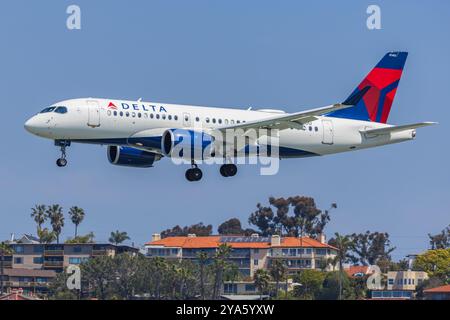 N140DU Delta Air Lines Airbus A220-100 atterrissant à San Diego SAN (KSAN) Banque D'Images
