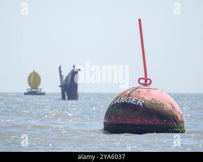 Sheerness, Kent, Royaume-Uni. 12 octobre 2024. [FILE PHOTO of danger BOOY from 2023] les travaux visant à rétablir un anneau de bouées « danger » autour de l'épave du SS Richard Montgomery ont été entrepris dans la Tamise aujourd'hui par le navire ShakeDog. Les bouées distinctives rouge vif avec le mot « danger » écrit dessus avertissent les marins de ne pas entrer dans une zone d'exclusion en forme de losange de 250 m autour de l'épave. Les 12 bouées rouges ont été retirées temporairement en novembre dernier pour aider à des travaux spéciaux d'arpentage. Crédit : James Bell/Alamy Live News Banque D'Images