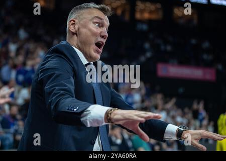 L’entraîneur-chef Saras Jasikevicius de Fenerbahce Beko réagit lors du match de basket-ball de la semaine 2 de Turkish Airlines Euroleague entre Anadolu Efes et Fenerbahce Beko au Basketball Development Center. Score final : Anadolu Efes 78:83 Fenerbahce. (Photo Onur Dogman / SOPA images/SIPA USA) Banque D'Images