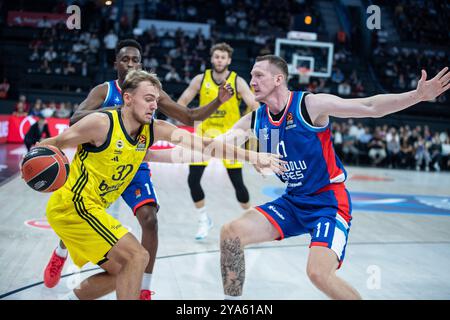 Istanbul, Turquie. 10 octobre 2024. Rolands Smits (R) d'Anadolu Efes et Arturs Zagars (G) de Fenerbahce Beko vus en action lors du match de basket-ball de la semaine 2 de Turkish Airlines Euroleague entre Anadolu Efes et Fenerbahce Beko au Basketball Development Center. Score final : Anadolu Efes 78:83 Fenerbahce. (Photo par Onur Dogman/SOPA images/SIPA USA) crédit : SIPA USA/Alamy Live News Banque D'Images