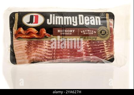 Winneconne, WI - 3 août 2024 : un paquet de bacon fumé au Hickory Jimmy Dean sur un fond isolé. Banque D'Images