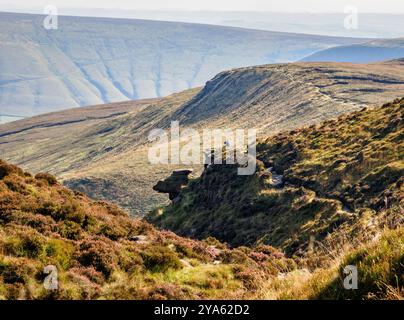 Marcheur solitaire sur le bord de Crowden Clough au-dessus d'Edale dans le Derbyshire Peak District UK Banque D'Images