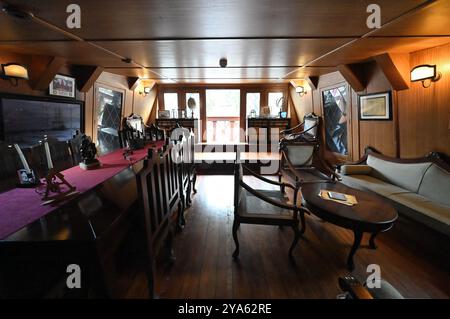 Cabane des capitaines sur la réplique espagnole du tallship Galeón Andalucía amarré à St Katherine Dock à Londres Banque D'Images