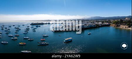 Vue aérienne du port de Monterey avec voiliers et bâtiments en bord de mer Banque D'Images