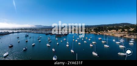 Vue aérienne du port de Monterey avec voiliers et brouillard Banque D'Images
