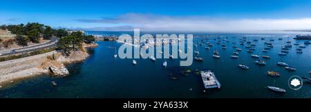 Vue aérienne du port de Monterey avec voiliers et Coastal Road Banque D'Images