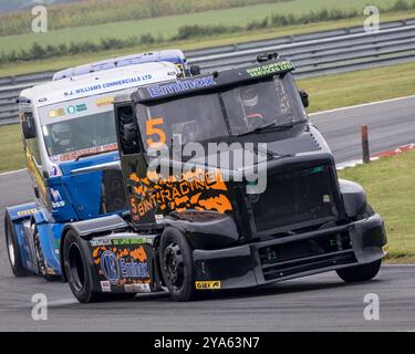 Adam Bint dans sa Volvo White Aerodyne lors du British Truck Racing Championship 2023 à Snetterton, Norfolk, Royaume-Uni Banque D'Images