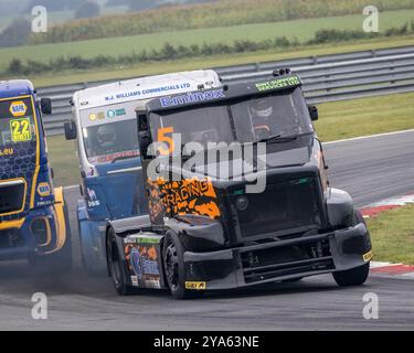 Adam Bint dans sa Volvo White Aerodyne lors du British Truck Racing Championship 2023 à Snetterton, Norfolk, Royaume-Uni Banque D'Images