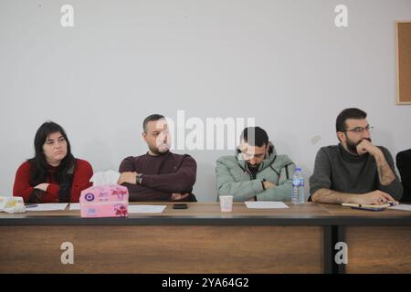 Gaziantep, Turkiye. 13 décembre 2023. D'anciens détenus dans les prisons du gouvernement syrien, des membres des familles des détenus, ainsi que des représentants des organisations syriennes de défense des droits de l'homme et des comités concernés par la question des détenus dans les prisons syriennes, assistent à un lancement de livre à Gaziantep. Le livre en arabe intitulé "le récit des arrestations et des disparitions forcées dans les prisons du régime syrien" a été publié lors de l'événement organisé par le Centre de guérison et de plaidoyer Amal à Gaziantep, Turkiye Banque D'Images